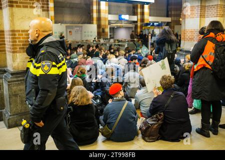 Amsterdam, Niederlande. November 2023. Pro-palästinensische Demonstranten halten einen Sit-in im Amsterdamer Hauptbahnhof ab, um Solidarität mit Gaza zu zeigen. Quelle: Sarai Koornneef/Alarmy Live News Stockfoto