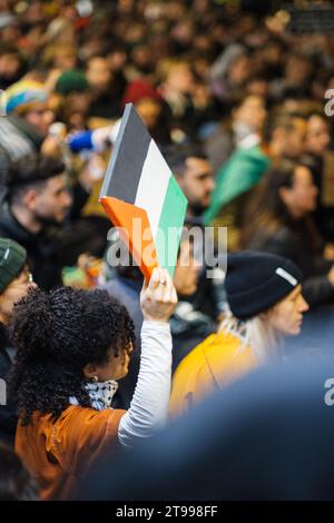 Amsterdam, Niederlande. November 2023. Pro-palästinensische Demonstranten halten einen Sit-in im Amsterdamer Hauptbahnhof ab, um Solidarität mit Gaza zu zeigen. Quelle: Sarai Koornneef/Alarmy Live News Stockfoto