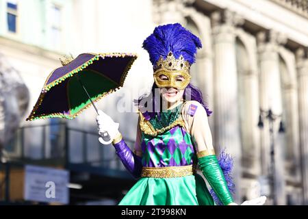 Ein Darsteller mit dem Celebration Gator aus dem Tourism-Float von Louisiana unterhält die Zuschauer während der 97. Macy's Thanksgiving Day Parade in New York am Donnerstag, 23. November 2023. (Foto: Gordon Donovan) Stockfoto