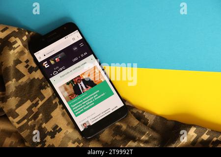 KIEW, UKRAINE - 4. MAI 2023: ukrainisches Nachrichtenportal auf Smartphone-Bildschirm mit ukrainischer Flagge und Tarnstoff aus der Nähe Stockfoto