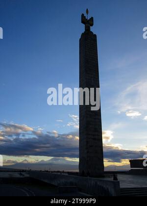 Blick auf das Denkmal zum 50. Jahrestag der Oktoberrevolution in Jerewan. Stockfoto