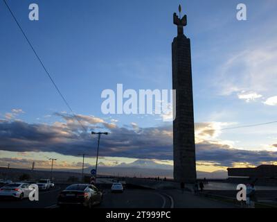 Blick auf das Denkmal zum 50. Jahrestag der Oktoberrevolution in Jerewan. Stockfoto