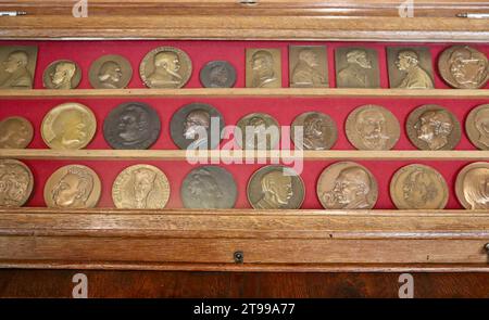 Detail der Sammlung im Archiv des Institute de France am 23. Quai de Conti in Paris, Frankreich Stockfoto