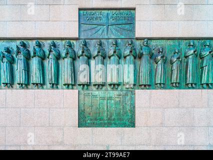 nagasaki, kyushu - 12. dezember 2022: Religiöses Reliefrelief des Martyriums der 26 Heiligen von Japan in der Kirche St. Filippo Nishizaka von Funako Stockfoto