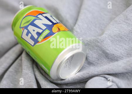 KIEW, UKRAINE - 4. MAI 2023: Dose der Marke Fanta mit exotischem Geschmack aus nächster Nähe Stockfoto