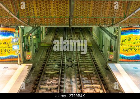 U-Bahn-Station Do Oriente in Lissabon. Zugstrecken und Tunneleinfahrt in symmetrischer Perspektive. Stockfoto