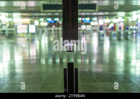 U-Bahn-Station Do Oriente in Lissabon. Ein Kunstwerk, das eine in Längsrichtung geschnittene Zuglinie darstellt. Stockfoto