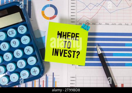 Handschriftlich den Text: Wo investieren Stockfoto