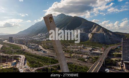 Luftaufnahme des Cerro de las Mitras mit Puente Atirantado in San Pedro Garza Garcia Nuevo Leon Stockfoto