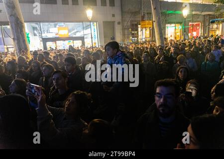 Barcelona, Barcelona, Spanien. November 2023. Der Stadtrat von Barcelona weiht die Weihnachtsbeleuchtung der Stadt in Anwesenheit von Hunderten Einheimischen und Touristen ein, die die Veranstaltung nicht verpassen wollten. Vor der Einweihung fand eine Hommage für die 200 Jahre Paseo de Gracia statt. (Kreditbild: © Marc Asensio Clupes/ZUMA Press Wire) NUR REDAKTIONELLE VERWENDUNG! Nicht für kommerzielle ZWECKE! Stockfoto