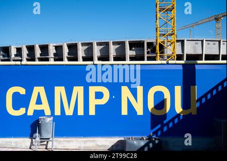 Die Bauarbeiten am neuen Stadion des Fußballclubs Spotify Camp Nou, das im Juni mit dem Abriss des dritten Trikots in Barcelona begann. Wenn alles wie geplant und budgetiert läuft, wird das neue Stadiondesign bis Ende der Saison 2025-26 komplett renoviert und voll einsatzbereit sein. Stockfoto