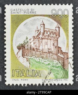 Gestempelte Briefmarke, gedruckt von Italien, die Schloss Saint-Pierre zeigt, um 1981. Stockfoto