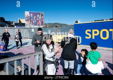 Barcelona, Spanien. November 2023. Besucher gehen an den Bauarbeiten vorbei, die im Juni im neuen Spotify Camp Nou, dem Stadion des Fußballclubs Barcelona, begonnen haben. Wenn alles wie geplant und budgetiert läuft, wird das neue Stadiondesign bis Ende der Saison 2025-26 komplett renoviert und voll einsatzbereit sein. (Foto: Xavi Lopez/SOPA Images/SIPA USA) Credit: SIPA USA/Alamy Live News Stockfoto