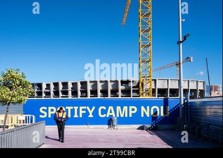 Barcelona, Spanien. November 2023. Die Bauarbeiten am neuen Stadion des Fußballclubs Spotify Camp Nou, das im Juni mit dem Abriss des dritten Trikots in Barcelona begann. Wenn alles wie geplant und budgetiert läuft, wird das neue Stadiondesign bis Ende der Saison 2025-26 komplett renoviert und voll einsatzbereit sein. (Foto: Xavi Lopez/SOPA Images/SIPA USA) Credit: SIPA USA/Alamy Live News Stockfoto