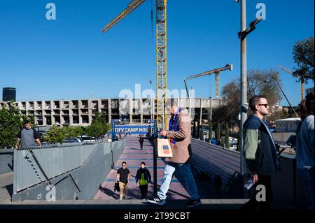 Barcelona, Spanien. November 2023. Besucher gehen an den Bauarbeiten vorbei, die im Juni im neuen Spotify Camp Nou, dem Stadion des Fußballclubs Barcelona, begonnen haben. Wenn alles wie geplant und budgetiert läuft, wird das neue Stadiondesign bis Ende der Saison 2025-26 komplett renoviert und voll einsatzbereit sein. (Foto: Xavi Lopez/SOPA Images/SIPA USA) Credit: SIPA USA/Alamy Live News Stockfoto