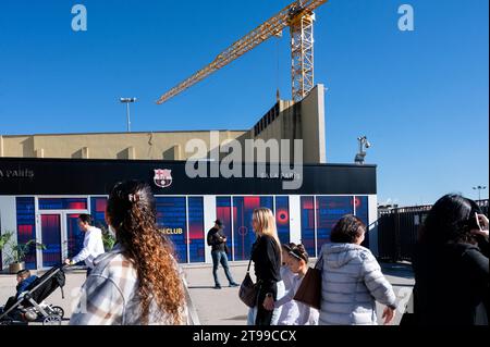 Barcelona, Spanien. November 2023. Besucher gehen an den Bauarbeiten vorbei, die im Juni im neuen Spotify Camp Nou, dem Stadion des Fußballclubs Barcelona, begonnen haben. Wenn alles wie geplant und budgetiert läuft, wird das neue Stadiondesign bis Ende der Saison 2025-26 komplett renoviert und voll einsatzbereit sein. (Foto: Xavi Lopez/SOPA Images/SIPA USA) Credit: SIPA USA/Alamy Live News Stockfoto