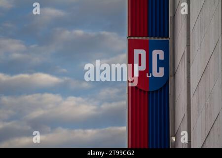 Bild eines Schildes mit dem Logo von Peek & Cloppenburg, aufgenommen in ihrem Hauptgeschäft in Dortmund, Deutschland. PEEK & Cloppenburg ist eine internationale Kette von Stockfoto