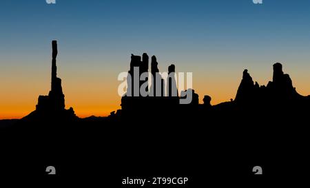 Sonnenaufgang bei YEI Bichei und dem Totem Pole, Monument Valley, USA Stockfoto