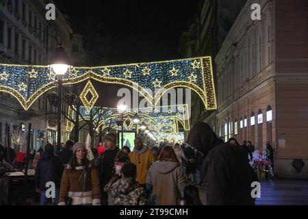 Bild der Belgrader Weihnachtsdekoration auf der Kneza Mihailova (knez mihailo) Straße bei Nacht mit einer Menge Fußgänger zu Fuß in Belgrad, Stockfoto
