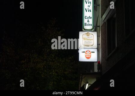 Bild eines Schildes mit den Logos von Reissdorf Kolsch Bier und Bitburger an einer Bar in Aachen. Die Privatbrauerei Heinrich Reissdorf GmbH & Co. Stockfoto