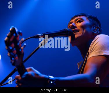 LEEDS, GROSSBRITANNIEN. November 2023. Auf der Suche nach Mädchen. Der Ort, an dem wir Tour Nick Tsang Credit Paul Whitehurst/Alamy Live News kennenlernten Stockfoto