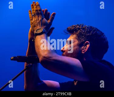 LEEDS, GROSSBRITANNIEN. November 2023. Auf der Suche nach Mädchen. Der Ort, an dem wir Tour Roy Stride Credit Paul Whitehurst/Alamy Live News kennenlernten Stockfoto