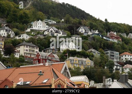 BERGEN, NORWEGEN - 28. August 2023: Bergen an der Westküste Norwegens ist bekannt als die Stadt der sieben Berge. Es ist Norwegens geschäftigster Hafen mit über 30 Stockfoto