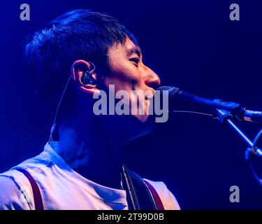 LEEDS, GROSSBRITANNIEN. November 2023. Auf der Suche nach Mädchen. Der Ort, an dem wir Tour Nick Tsang Credit Paul Whitehurst/Alamy Live News kennenlernten Stockfoto