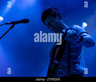 LEEDS, GROSSBRITANNIEN. November 2023. Auf der Suche nach Mädchen. Der Ort, an dem wir Tour Nick Tsang Credit Paul Whitehurst/Alamy Live News kennenlernten Stockfoto