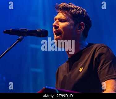 LEEDS, GROSSBRITANNIEN. November 2023. Auf der Suche nach Mädchen. Der Ort, an dem wir Tour Roy Stride Credit Paul Whitehurst/Alamy Live News kennenlernten Stockfoto