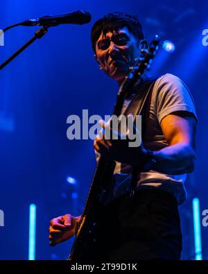 LEEDS, GROSSBRITANNIEN. November 2023. Auf der Suche nach Mädchen. Der Ort, an dem wir Tour Nick Tsang Credit Paul Whitehurst/Alamy Live News kennenlernten Stockfoto