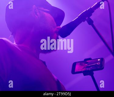 LEEDS, GROSSBRITANNIEN. November 2023. Auf der Suche nach Mädchen. Der Ort, an dem wir Tour Greg Churchouse Credit Paul Whitehurst/Alamy Live News kennenlernten Stockfoto