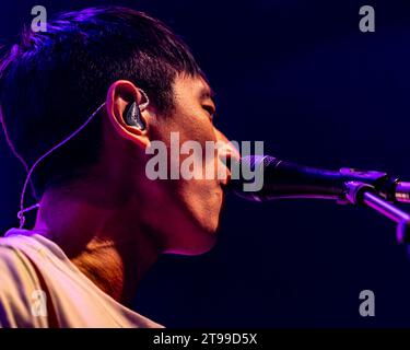 LEEDS, GROSSBRITANNIEN. November 2023. Auf der Suche nach Mädchen. Der Ort, an dem wir Tour Nick Tsang Credit Paul Whitehurst/Alamy Live News kennenlernten Stockfoto