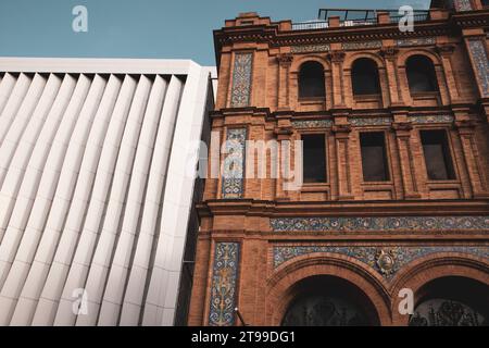 Madrid, Spanien. November 2023 ABC Serrano Commercial Center. Zwei verschiedene Gebäude - alte und moderne Architektur im Vergleich. Neo-Mudejar f Stockfoto