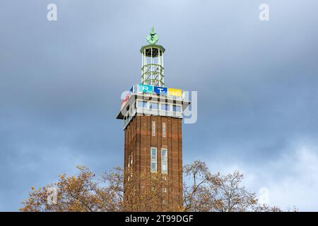 Der Kölner Messeturm mit dem Logo von RTL Radio Television Luxemburg am Hauptsitz des Privatsenders am Rheinufer in Deutz 19.11.2023 Köln Deutz NRW Deutschland *** der Kölner Messeturm mit dem Logo von RTL Radio Television Luxembourg am Sitz des privaten Rundfunks am Ufer der Rhein in Deutz 19 11 2023 Köln Deutz NRW Deutschland Credit: Imago/Alamy Live News Stockfoto