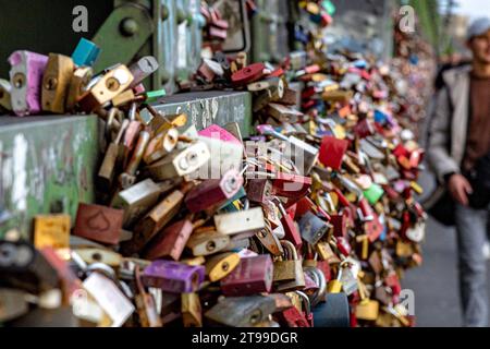 Die Liebesschlösser auf mehreren Ebenen an der Hohenzollernbrücke über dem Rhein in Köln werden immer mehr. Schätzungen belaufen sich mittlerweile auf eine Anzahl im 6-stelligen Bereich. 19.11.2023 Köln NRW Deutschland *** die Love Loses auf mehreren Ebenen an der Hohenzollernbrücke über den Rhein in Köln werden immer mehr Schätzungen liegen nun im 6-stelligen Bereich 19 11 2023 Köln NRW Deutschland Credit: Imago/Alamy Live News Stockfoto