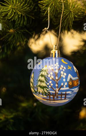 Nahaufnahme einer Weihnachtskugel, die am Weihnachtsbaum hängt. Blaue Weihnachtsdekoration Stockfoto
