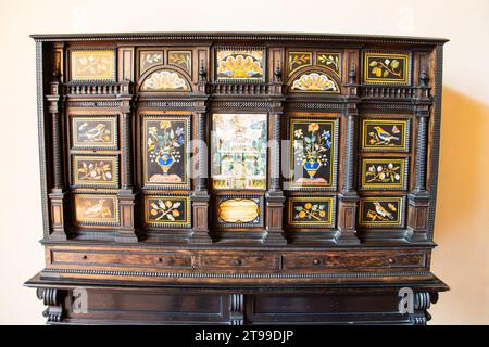 Wunderschöner Renaissance Ebenholzschrank mit Vögeln und Blumen Dekoration im Palazzo Vecchio, Florenz, Italien Stockfoto