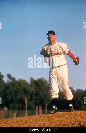 TUCSON, Arizona – MÄRZ 1957: Pitcher Bob Lemon #21 der Cleveland Indians beginnt seinen Aufgang während eines MLB Spring Training Spiels um März 1957 in Tucson, Arizona. (Foto von Hy Peskin) *** örtliche Unterschrift *** Bob Lemon Stockfoto