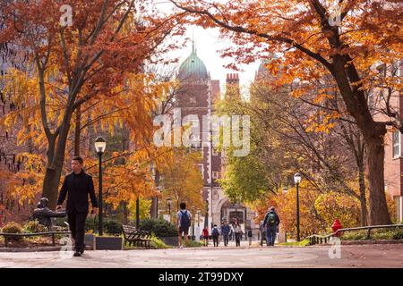 Heuschrecke-Spaziergang mit Studierenden im Herbst, University of Pennsylvania Universität Stadtgebiet, Philadelphia, PA, USA Stockfoto