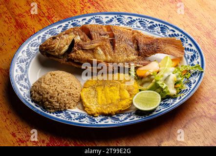 Serviert mit gebratenem Tilapia-Fisch - typisch kolumbianisches Gericht Stockfoto