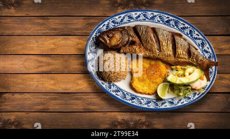 Gebratener Sardellenfisch: Auf dem Tisch wird ein Gericht serviert Stockfoto