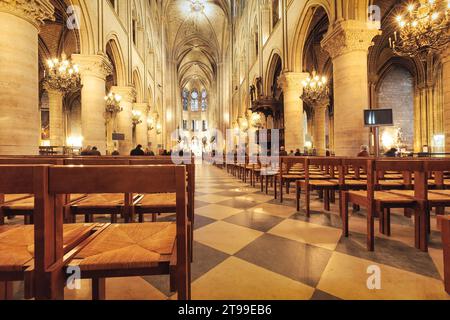 Innenraum der Kathedrale Notre Dame in Paris, Frankreich Stockfoto