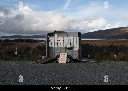 Self-Service-Kunsthandwerksladen bei Ulva Ferry, Isle of Mull, Schottland Stockfoto