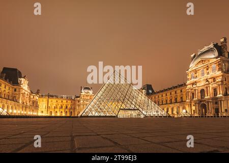 Das Louvre Museum in Paris, Frankreich bei Nacht. Stockfoto