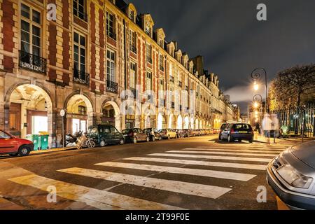 Place des Vosges in Paris, Frankreich bei Nacht Stockfoto