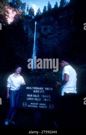 COLUMBIA River Gorge, oder - 1958: Ein junges Ehepaar nimmt Fotos in von der historischen Multnomah Wasserfällen entlang des Columbia River ca. in Columbia River Gorge, Oregon 1958. (Foto von Hy Peskin) Stockfoto