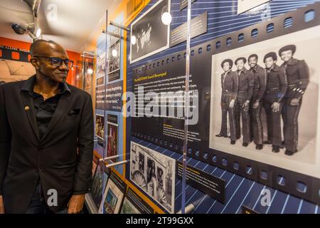 Richard Street Jr. im Museum of Motown Music. Der Musiker ist der Sohn von Cal (Carolyn) Gill von den Velvelettes und Richard Street von den Temptations. Die Motown Studios befinden sich in einer Reihe von Landhäusern im Boston-Edison Historic District in Detroit. Detroit, Usa Stockfoto