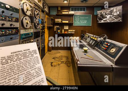 Motwown Music Control Room. Zwischen 1961 und 1971 veröffentlichte Motown 110 Hits in den US Top 10, ein neuer Hit fast jeden Monat. Unter den Künstlern, die für Motown Aufnahmen, waren Diana Ross & the Supremes, The Temptations, The Jackson 5, Marvin Gaye und Stevie Wonder. Viele berühmte Lieder wurden zwischen 1959 und 1972 in diesem Studio aufgenommen. Das Studio wurde von Berry Gordy gegründet und war 24 Stunden am Tag in Betrieb. Die Motown Studios befinden sich in einer Reihe von Landhäusern im Boston-Edison Historic District in Detroit. Detroit, Usa Stockfoto