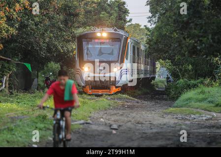 Manila, Philippinen. 24. November 2023: Ein Dieselzug der Klasse PNR 8000 (hergestellt von der indonesischen Firma INKA - 750 Passagiere), der als Interprovincial Pendler von den Philippine National Railways (PNR) betrieben wird, die heute ihr 131-jähriges Bestehen feiern. Die Philippinen führen einen ehrgeizigen Eisenbahnausbau durch, bei dem ab Januar 2024 der Betrieb in der National Capital Region (Metro Manila) für fünf Jahre eingestellt wird, von dem täglich etwa 30.000 Filipinos betroffen sein werden, um dem Bau des Projekts der North-South Commuter Railway (NSCR) Platz zu geben. Quelle: Kevin Izorce/Alamy Live News Stockfoto